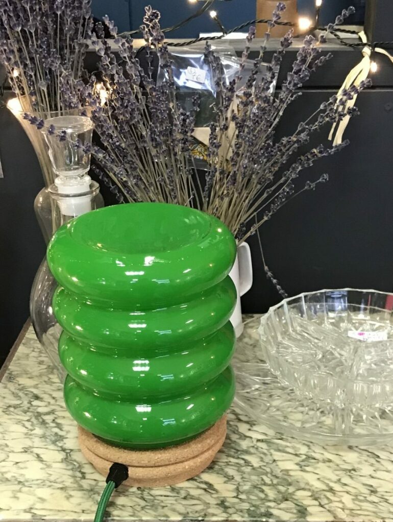 Lampion à poser en verre vert et socle en liège, créé avec un vase design.